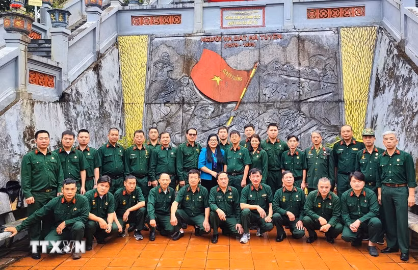 Hội Cựu chiến binh TTXVN chụp ảnh lưu niệm tại Đài tưởng niệm các Anh hùng Liệt sỹ điểm cao 468 (thôn Nặm Ngặt, xã Thanh Thủy, tỉnh Tuyên Quang). (Ảnh: Minh Tâm/TTXVN)