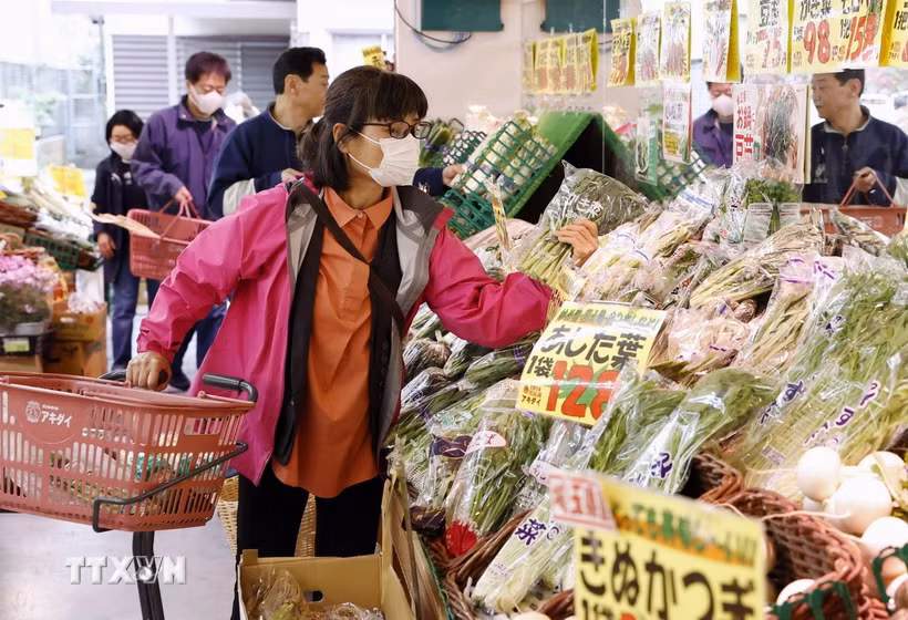 Người dân mua sắm tại siêu thị ở Tokyo, Nhật Bản. (Nguồn: Kyodo/TTXVN)