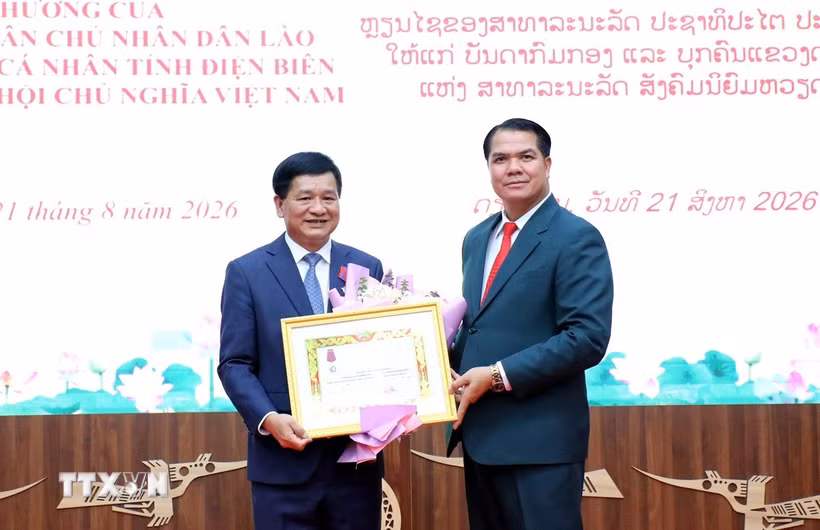 Đồng chí Pén Khăm Bụt Chăn Pheng, Thiếu tướng, Ủy viên Ban Chấp hành Trung ương Đảng, Bí thư Tỉnh ủy, Chủ tịch Hội đồng Nhân dân tỉnh Bo Kẹo trao tặng Huân chương Tự do (Itxala) hạng Ba cho đồng chí Lê Thành Đô. (Ảnh: Trung Kiên/TTXVN)