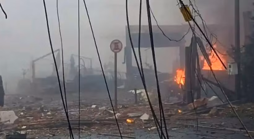 Khi rơi, chiếc máy bay bị nạn va chạm với ống khói của một ngôi nhà 2 tầng trước khi đâm vào một cửa hàng nội thất và bốc cháy. (Nguồn: DW)