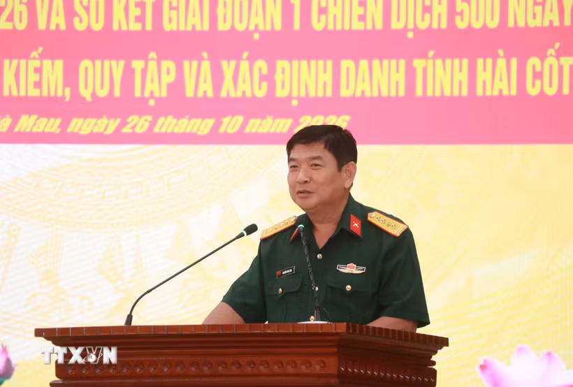 Đại tá Nguyễn Thúc Linh, Phó Chủ nhiệm Chính trị, Phó Trưởng ban Thường trực Ban Chỉ đạo 515 Quân khu 9, phát biểu chỉ đạo tại hội nghị. (Ảnh: Huỳnh Anh/TTXVN)