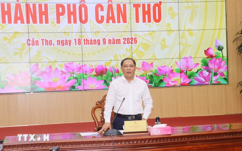 Ông Trần Chí Hùng, Phó Chủ tịch Ủy ban Nhân dân Thành phố Cần Thơ, Trưởng Tiểu ban Nội dung và Tuyên truyền, chủ trì cuộc họp phát biểu. (Ảnh: Ngọc Thiện/TTXVN)