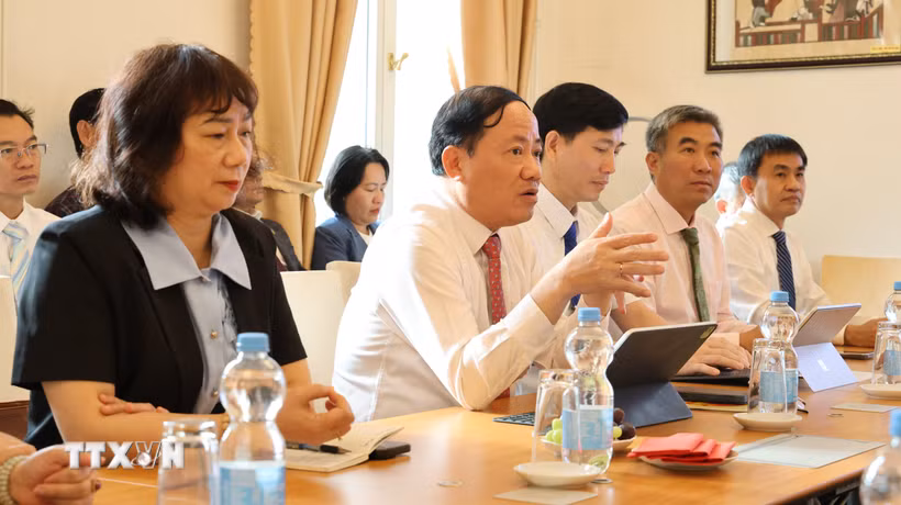 Chủ tịch tỉnh Gia Lai Phạm Anh Tuấn phát biểu trong cuộc làm việc với Đại sứ quán Việt Nam tại Berlin. (Ảnh: Thu Hằng/TTXVN)