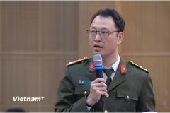 Thượng tá Triệu Mạnh Tùng, Phó Cục trưởng Cục An ninh mạng và phòng, chống tội phạm sử dụng công nghệ cao (A05, Bộ Công an) trả lời câu hỏi của phóng viên tại tọa đàm. (Ảnh: PV/Vietnam+)