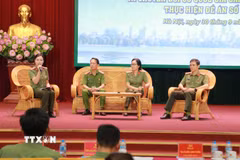 Đại diện các đơn vị trao đổi tại tọa đàm. (Ảnh: Phạm Kiên/TTXVN)