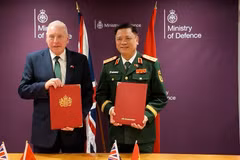 Thượng tướng Nguyễn Trường Thắng, Thứ trưởng Bộ Quốc phòng Việt Nam và Ngài Vernon Coaker, Quốc vụ khanh Bộ Quốc phòng Liên hiệp Vương quốc Anh và Bắc Ireland. (Ảnh: BQP)