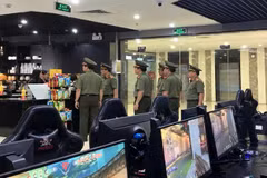 Phòng An ninh kinh tế phối hợp Phòng An ninh điều tra - Công an thành phố Hà Nội kiểm tra thiết bị máy tính tại một cơ sở kinh doanh dịch vụ thể thao, giải trí và games trên địa bàn Thành phố. (Ảnh: CAHN)