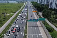 Các phương tiện trên cao tốc hướng vào trung tâm Hà Nội. (Ảnh: Quốc Khánh/TTXVN)
