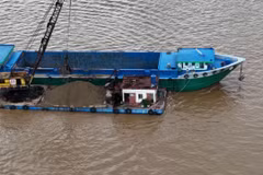 Liên ngành kiểm tra, xử lý vi phạm trên đường thủy nội địa: Siết chặt quản lý bến bãi vật liệu xây dựng