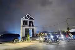 Cận cảnh vụ bắt giữ hai người đàn ông cầm hung khí kiếm, gậy gỗ cố thủ trên nóc nhà