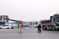 Cảnh sát giao thông Công an thành phố Hà Nội phân luồng cho các phương tiện đi lại. (Ảnh: TTXVN)