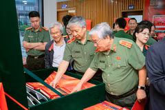 Các đại biểu tham quan triển lãm các tác phẩm xuất sắc. (Ảnh: PV/Vietnam+)