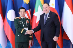 Đại tướng Phan Văn Giang và Bộ trưởng Bộ Quốc phòng Philippines Gilberto Teodoro. (Ảnh: Phương Thảo/Vietnam+)
