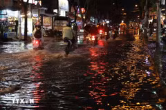 Triều cường gây ngập đúng giờ tan tầm, giao thông Thành phố Hồ Chí Minh chật vật