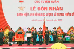 Đại tướng Nguyễn Trọng Nghĩa, Ủy viên Bộ Chính trị, Bí thư Trung ương Đảng, Ủy viên Thường vụ Quân ủy Trung ương, Chủ nhiệm Tổng cục Chính trị Quân đội nhân dân Việt Nam trao Danh hiệu Anh hùng Lực lượng vũ trang nhân dân cho Cục Tuyên huấn. (Ảnh: Trọng Đức/TTXVN)