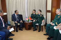 Đại tướng Phan Văn Giang gặp song phương Bộ trưởng Quốc phòng Malaysia Dato' Seri Mohamed Khaled bin Nordin. (Ảnh: Phương Thảo)