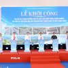 Các đại biểu thực hiện nghi thức khởi công dự án. (Ảnh: Thu Hoài/TTXVN)