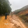 Lực lượng vũ trang thành phố Đà Nẵng khắc phục các điểm sạt lở do mưa lớn gây ra trên địa bàn. (Ảnh: TTXVN phát)