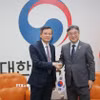 Đồng chí Đoàn Minh Huấn chụp ảnh cùng Bộ trưởng Bộ Hành chính và An toàn Hàn Quốc Yoon Ho Jung. (Ảnh: Khánh Vân/TTXVN)