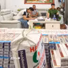 Tiến hành kiểm tra, lực lượng chức năng Cần Thơ phát hiện số lượng lớn thuốc lá điếu nhập lậu được các đối tượng cất giấu trong nhà. (Ảnh: TTXVN phát)