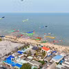 Đông đảo du khách đến với Phước Hải dịp cuối tuần. (Ảnh: Hoàng Nhị/TTXVN)