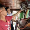 Kiểm tra thiết bị giám sát hành trình trên tàu cá KG-91633TS. (Ảnh: TTXVN phát)