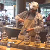 Nhân viên Starbucks trình diễnpha chế và giới thiệu càphê cho khách tại khu vực trải nghiệm của Starbucks Reserve Roastery- chi nhánh Starbucks lớn nhất thế giới ở Chicago, bang Illinois. (Ảnh: Đoàn Hùng/TTXVN)