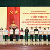 Các cá nhân thực hiện chiến dịch 500 ngày đêm nhận Bằng khen của Chủ tịch Ủy ban Nhân dân tỉnh Thanh Hóa. (Ảnh: Khiếu Tư/TTXVN)