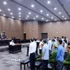 Các bị cáo nghe tòa tuyên án. (Ảnh: Phạm Kiên/TTXVN)