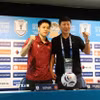 Huấn luyện viên Kim Sang Sik (phải) và cầu thủ hay nhất trận Nguyễn Đình Bắc trong họp báo sau trận Việt Nam thắng Timor Leste 7-0 ở lượt ra quân bảng A - ASEAN Cup 2026. (Ảnh: Đỗ Sinh/TTXVN)