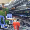 Cơ quan chức năng kiểm tra cửa hàng giày dép do Phạm Văn Tân làm chủ. (Ảnh: TTXVN phát)