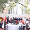 Các đại biểu chụp ảnh chung bên tượng đài Chủ tịch Hồ Chí Minh tại Công viên Tự do cho các dân tộc, thuộc Trung tâm Lịch sử thủ đô Mexico City. (Ảnh: Phi Hùng/TTXVN)
