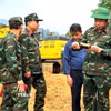 Thiếu tướng Nguyễn Ngọc Ngân, Phó Chủ nhiệm Chính trị Quân khu (thứ hai, từ phải sang) cùng đoàn công tác kiểm tra các dấu tích, di vật phục vụ xác minh thông tin tìm kiếm hài cốt liệt sỹ. (Ảnh: TTXVN phát)