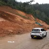 Vị trí sạt lở lớn trên Quốc lộ 24 được lực lượng chức năng gấp rút xử lý. (Ảnh: Dư Toán/TTXVN)