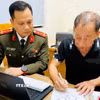 Các đối tượng tự giác gỡ bỏ bài viết, cam kết chấp hành quyết định xử phạt vi phạm hành chính. (Ảnh: TTXVN phát)