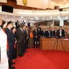 Phó Chủ tịch Quốc hội Vũ Hồng Thanh nghe Phó Chủ tịch Quốc hội Côte d'Ivoire Woi Mela Gaston giới thiệu về Quốc hội Côte d'Ivoire. (Ảnh: Hồng Minh/TTVXN)