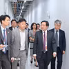 Phó Thủ tướng Hồ Quốc Dũng thăm trung tâm AI của Tập đoàn SK. (Ảnh: Khánh Vân/TTXVN)