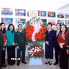 Ban Giám đốc TTXVN chúc mừng Chỉ huy Sư đoàn Bộ binh 304. (Ảnh: Tuấn Anh/TTXVN)