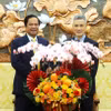 Đại tướng Kun Kim (trái), Bộ trưởng cao cấp, Phó Chủ tịch kiêm Tổng thư ký Hội Cựu chiến binh Campuchia tặng hoa chúc mừng Đại sứ Nguyễn Minh Vũ cùng tập thể Đại sứ quán Việt Nam tại Campuchia nhân dịp Tết cổ truyền Ất Tỵ năm 2025. (Ảnh: Quang Anh/TTXVN)