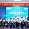 Bà Trương Mỹ Hoa, nguyên Bí thư Trung ương Đảng, nguyên Phó Chủ tịch nước, Chủ tịch Quỹ “Vì Tuổi trẻ vùng cao và hải đảo,” Chủ nhiệm Câu lạc bộ “Vì Hoàng Sa-Trường Sa thân yêu và lãnh đạo tỉnh Khánh Hòa trao học bổng cho học sinh. (Ảnh: Phan Sáu/TTXVN)
