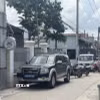 Lực lượng chức năng thành phố Đồng Nai thực hiện phong tỏa hiện trường, lấy lời khai và điều tra nguyên nhân vụ án mạng. (Ảnh: Lê Xuân/TTXVN)