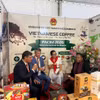 Tổng Thư ký Đảng Xã hội Bồ Đào Nha và Bí thư Đối ngoại Đảng FRELIMO (Mozambique) ghé thăm gian hàng, trực tiếp thưởng thức và đánh giá cao các sản phẩm cà phê chất lượng của Việt Nam. (Ảnh: Đặng Huyền/TTXVN)