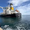 Tàu chở quặng mang quốc tịch Hy Lạp Merchant Mariner, chở hơn 174.000 tấn quặng và khoảng 3.000 tấn dầu DO, tại vùng biển Dung Quất (Quảng Ngãi). (Ảnh: TTXVN phát)