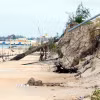 Trong hai năm trở lại đây, biển đã xâm thực vào đất liền khoảng 200m, cuốn trôi nhiều tài sản, cây cối dọc bãi biển thôn Mỹ Thủy, xã Mỹ Thủy. (Ảnh: Tá Chuyên/TTXVN)