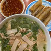 Cháo canh thường được ăn cùng ram - loại chả cuốn nhỏ được chiên vàng giòn. (Nguồn: Vietnam+)
