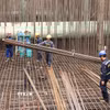 Các nhà thầu tổ chức thi công trên công trình dự án trọng điểm cầu Tứ Liên. (Ảnh: Quốc Khánh/TTXVN)