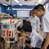 Trải nghiệm vận hành hệ thống đèn tín hiệu thông minh trong phòng thí nghiệm STEM. (Ảnh: Xuân Quý/TTXVN)