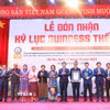 Họa sỹ Chu Nhật Quang đón nhận Kỷ lục Guinness thế giới cho tác phẩm "Bác Hồ đọc Tuyên ngôn Độc lập" là "Bức tranh sơn mài liền khối lớn nhất." (Ảnh: Thanh Tùng/TTXVN)