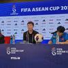 Huấn luyện viên Kim Sang Sik trả lời họp báo sau trận đấu. (Ảnh: Minh Thái/TTXVN)
