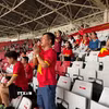 Các cổ động viên Việt Nam với số lượng khiêm tốn, vẫn cổ vũ nhiệt huyết cho đội tuyển. (Ảnh: Đỗ Quyên/TTXVN)
